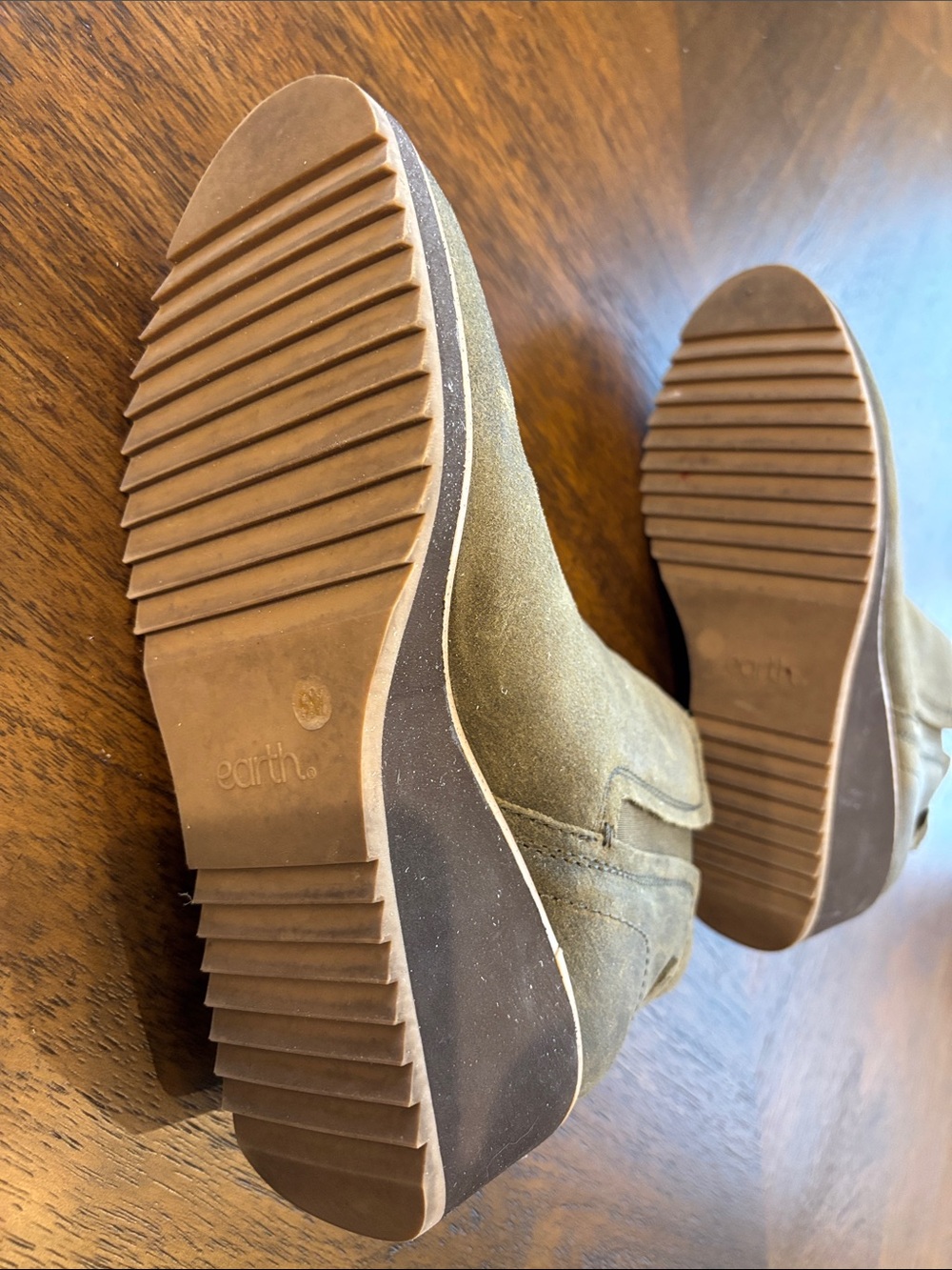 Earth women’s chukka Boots in Olive Suede - Picture 5 of 7